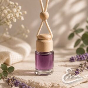 ambientador de coche inspirado en la vie est belle, con un aroma dulce, floral y envolvente de iris, jazmín, flor de azahar, pachulí y vainilla. su formato colgante con tapón de madera es práct