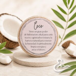 jabón natural de coco con propiedades hidratantes y nutritivas, ideal para pieles secas. limpia suavemente y ayuda a mantener la piel suave y confortable.