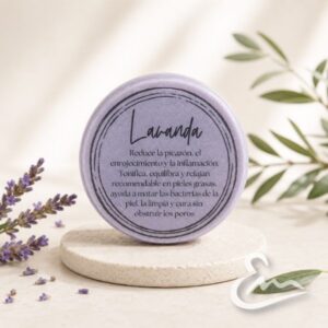 Jabón esponja natural de lavanda, ideal para pieles grasas. Ayuda a limpiar y equilibrar la piel, eliminando impurezas y aportando frescura.
